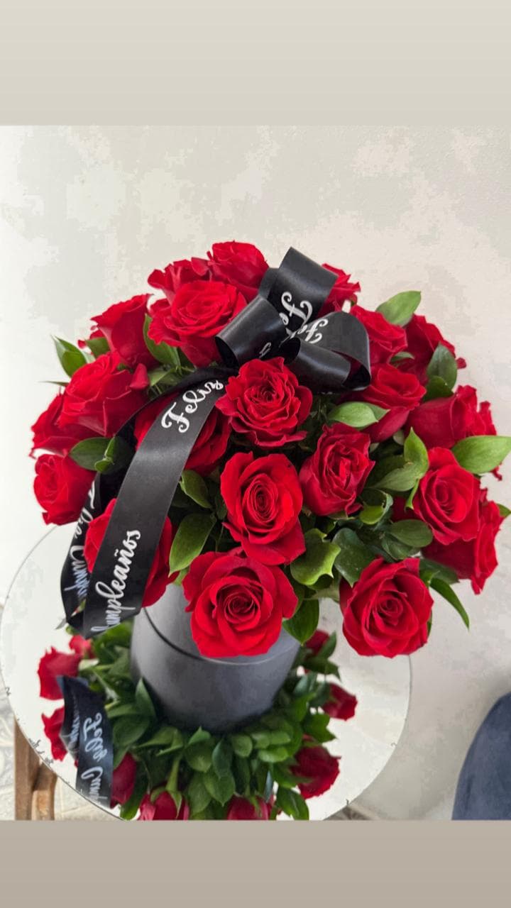 Ramo Caja cilíndrica de rosas rojas