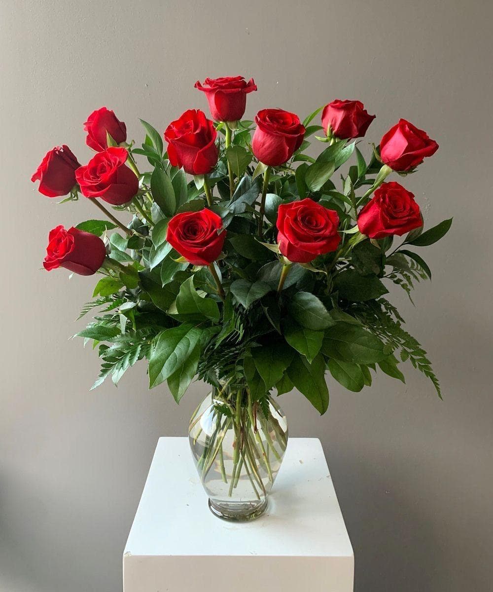 Ramo Jarrón de vidrio con rosas rojas